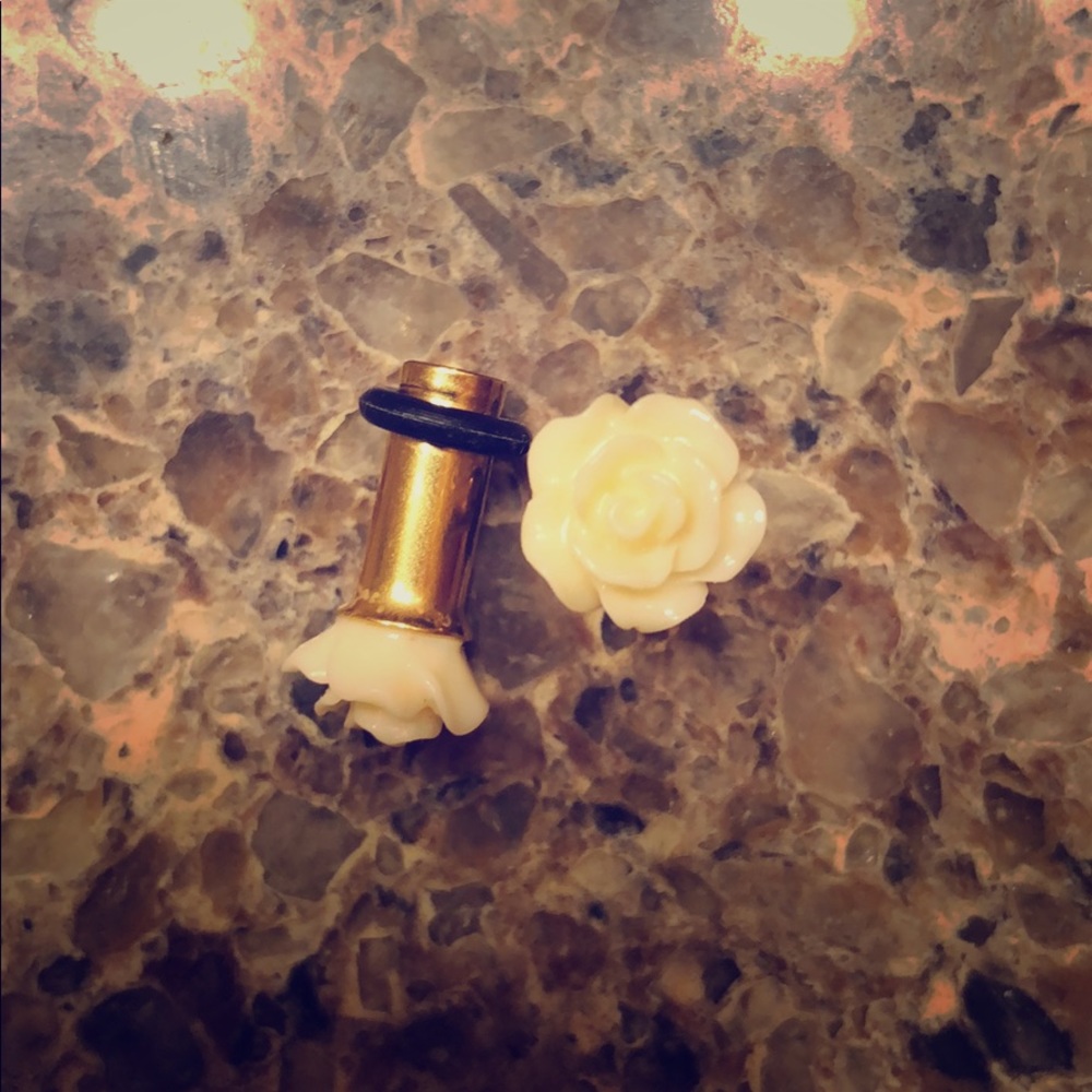 Off white rose plugs